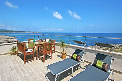 Image de Vue sur la mer, terrasse ensoleillée, moderne, climatisation, près de plage