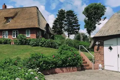 Image de Maison frisonne au toit de chaume dans calme Warftlage au bord de la mer du Nord
