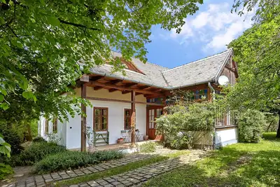 Image de Vacances fantastiques dans une élégante maison de campagne près de Budapest