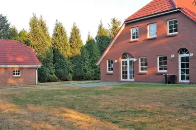 Image de Maison de vacances spacieuse et exclusive avec cheminée dans un bel emplacement