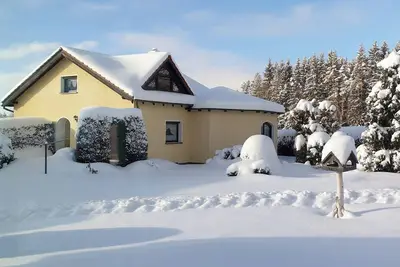 Image de spacious house close to woods