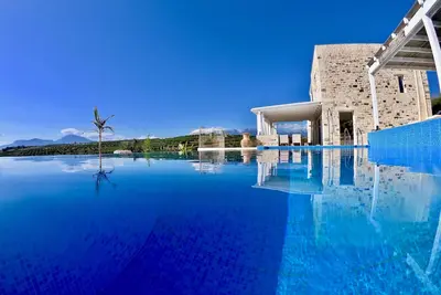 Image de Villa de vacances dans un emplacement privilégié avec vue sur la mer, piscine et beau coucher de soleil