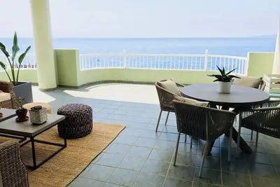 Image de Droit sur la plage appartement calme avec une grande terrasse