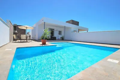 Image de Nouvelle maison de vacances moderne avec piscine privée dans un endroit calme, pour 6 personnes, avec Wi-Fi