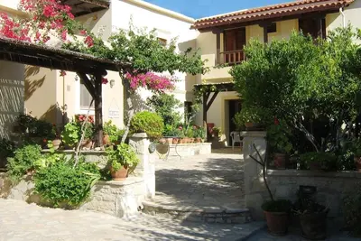 Image de Mini-appartement de caractère en pierres naturelles avec grande terrasse privée