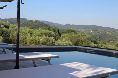 Image de Belle maison en pierre avec piscine au milieu de l'oliveraie