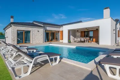 Image de Villa avec piscine, Ă 500 m de la mer, Emplacement Superieur, barbecue, lave-linge, lave-vaisselle