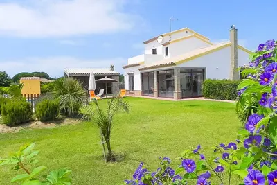 Image de Belle villa de vacances avec piscine pour 6 personnes face à Roche