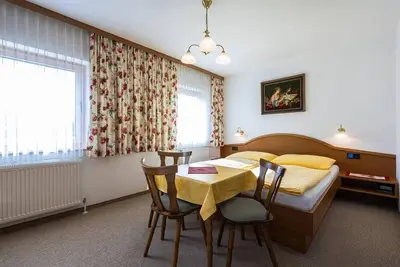Image de Chambre triple avec douche, toilette et petit-déjeuner - Bleiweis-Zehentner, maison d'hôtes