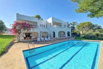 Image de Villa 10 personnes réparties dans 6 chambres, situé au centre de la marina Cala D'Or