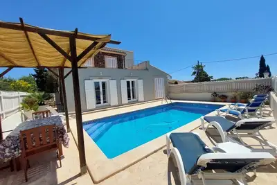 Image de belle maison pour accueillir jusqu'à 6 personnes. , grande piscine, situation calme, près de la plage, W-Lan