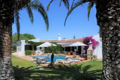 Image de Villa privée baignée de lumière de style portugais avec une grande piscine