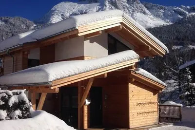 Image de Chalet moderne avec une vue unique directement sur la piste de ski