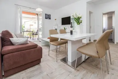 Charmant appartement neuf avec terrasse près des plages de Funtana