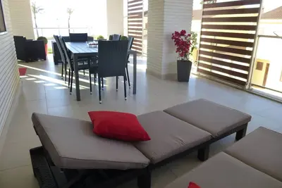 Image de Magnifique appartement neuf en première ligne de plage. Wifi gratuit et piscine