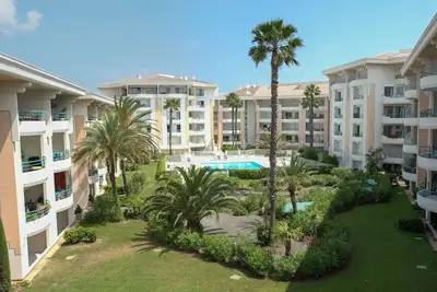 Image de appartement avec climatisation  piscine et mer à 100 m box fermé Port-Fréjus