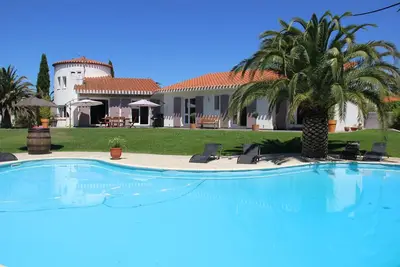 Image de Grande Villa Méditerranéenne Piscine Privée Chambres climatisées  10 pers. 4*