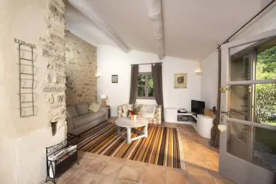 Image de Gîte indépendant et jardin privé dans un mas du XVe siècle, piscine