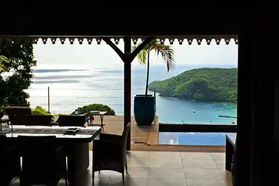 Image de Vue panoramique et ambiance raffinée pour cette villa au style créole