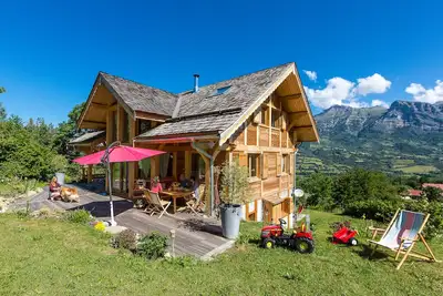 Image de Grand Chalet en bois haut de gamme, en station village, uniquement l'été.