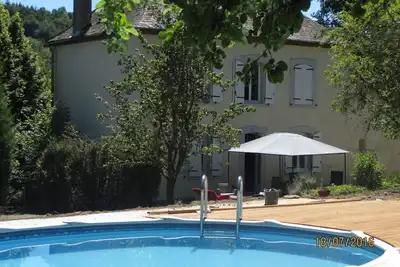 Image de Maison de charme et de caractère, piscine couverte.