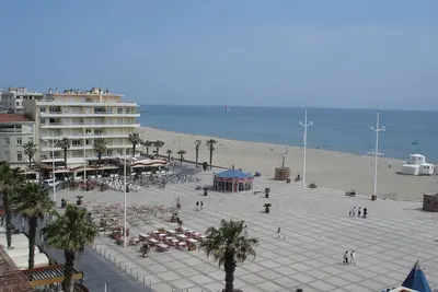 Appart 4 pers, belle vue mer, place centrale, accès direct plage