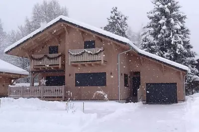 Image de 500m du centre, 150m du ski bus, pistes à 3min, Chalet Familial 4* avec parking