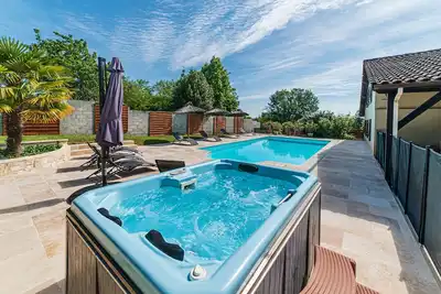 Image de Gite spacieux  410m² 3 étoiles : piscine chauffée privée, spa, canoës et paddl