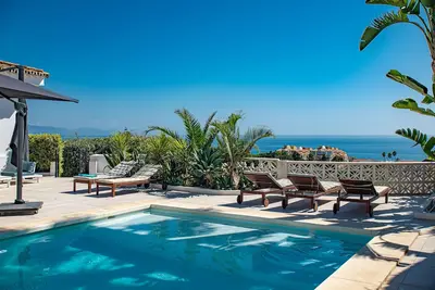Image de Villa restaurée en 2018 avec vue mer et accès plage aisé