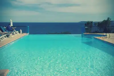 Image de Appartement T3/T4, piscine, plage, les pieds dans l'eau, verdure, au calme.