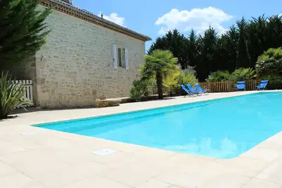 Image de Maison en pierre avec grande piscine privée 16, 5 X 5