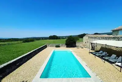 Image de Mas authentique, face au Luberon, calme, piscine privée sécurisée,