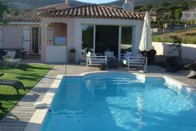 Image de villa jardin, piscine privée, terrain de pétanque, 1 km plages Cavalaire