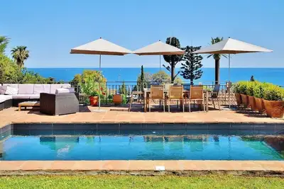 Image de A 10 mn du centre de Cannes, charmante villa avec piscine, splendide vue mer