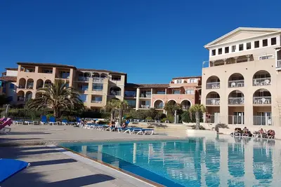Image de T3 bord de mer piscine 4 personnes Pk privé terrasse conciergerie climatisation