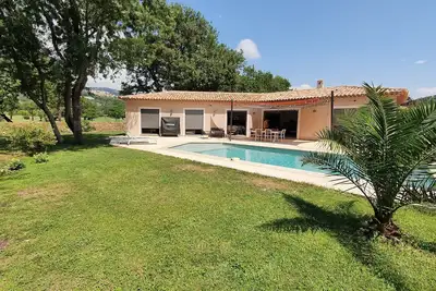 Image de Villa climatisée au calme avec piscine idéalement placée!