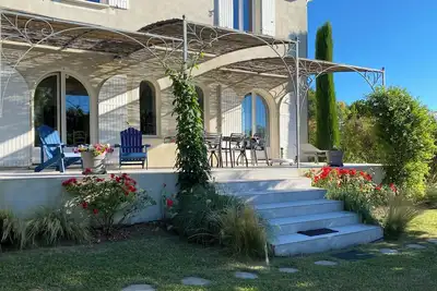 Image de Uzès à pied, très belle villa spacieuse, chambres climatisées, table ping-pong.