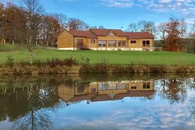 Image de Chalet de charme et ses 3 étangs : idéal pour se retrouver en famille ou amis