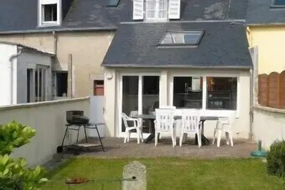 Image de maison avec jardin, en centre ville entre le port et les commerces.