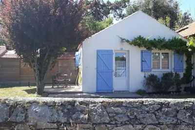 Image de Le Vieil : Maison 4 personnes à 50 mètres de la mer. Grand jardin avec terrasse.