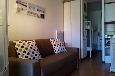 Image de Studio climatisé rez de jardin dans résidence avec piscine