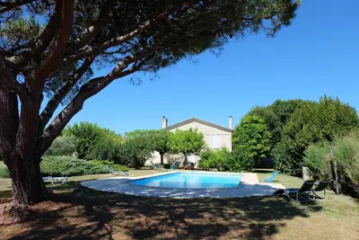 Image de Charme. Lieu d'exception usage exclusif. Piscine13x6 et parc clos 3000 M2