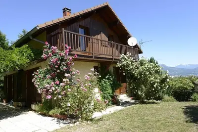 Image de chalet dans les alpes du sud avec très jolie vue sur les montagnes