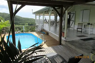 Image de jolie villa créole, vue sur mer et campagne