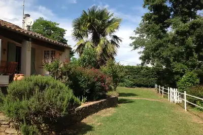 Image de grande maison au calme proche rivière