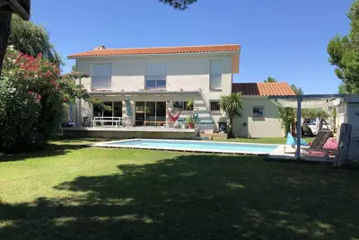 Image de Superbe villa avec piscine, jacuzzi, bateau à moteur, à 5 mn à pied des plages