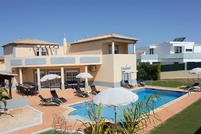 Image de Superbe villa  avec piscine privée dans quartier résidentiel proche des plages
