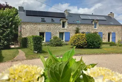 Image de Une belle longère en campagne, face à la forêt.