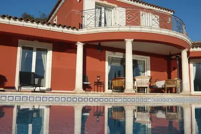 Image de Villa 10 personnes  à 10 km de Cannes avec piscine. Vue imprenable jusqu'à la mer