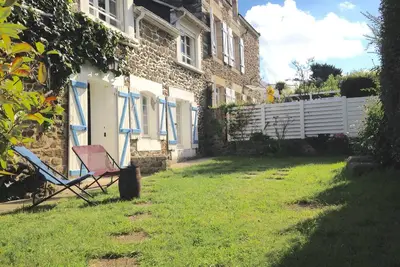 Longère rénovée en 2017 avec jardin, mer et bourg à pied  (classée 3 étoiles)